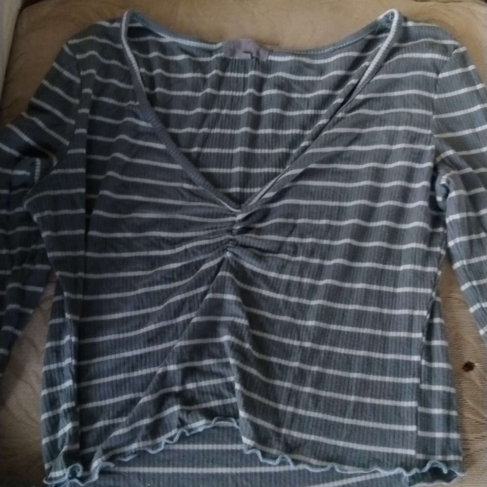 Grey long sleeve crop top with white stripes